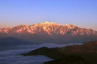 壮丽雪山云海景观