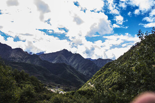 山间美景 蓝天白云映翠谷