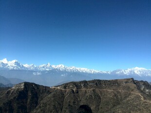 壮丽山景与远处雪山