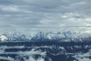 雪山云海壮丽自然景观