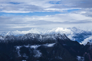 雪山云海壮丽自然景观