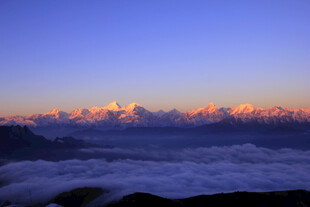 云海之上的壮丽日出景观