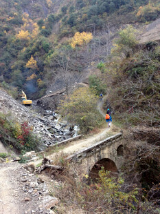山间石桥上的徒步者