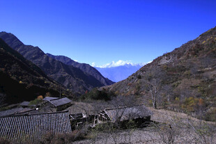 山谷中的静谧村落
