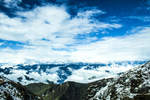 壮丽雪山云海景观