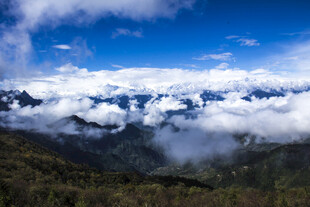云雾缭绕的壮丽山峦景色