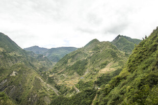 青山翠谷间的壮美风光