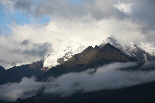 云雾缭绕中的巍峨雪山