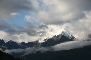 云雾缭绕中的壮丽雪山