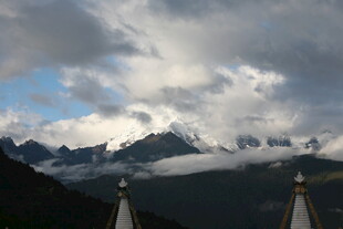 云雾缭绕的壮丽山脉景观