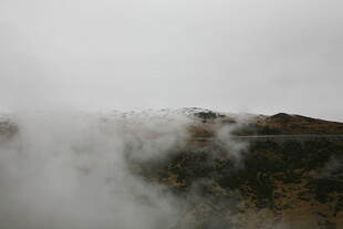 山间云雾缭绕的朦胧景致