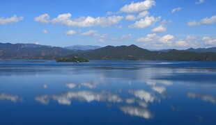 宁静湖面与蓝天白云倒影