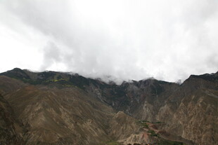 云雾缭绕的壮丽山峦