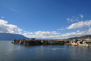 湖畔小镇 蓝天碧水美景