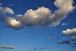 蓝天飘白云