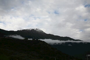 云雾缭绕的山峦美景