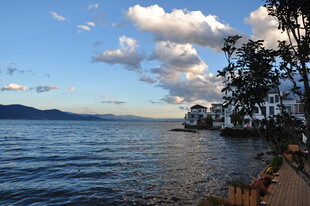 湖畔美景 蓝天白云映碧波