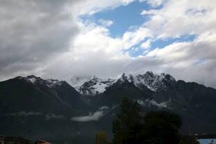 雪山云海壮丽自然景观