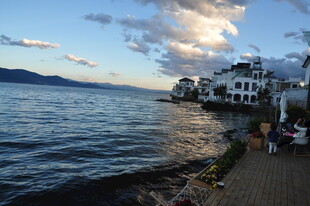 湖畔小镇黄昏美景