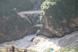 峡谷间壮观的悬空桥梁