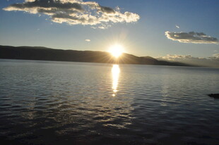 夕阳下的宁静湖面美景