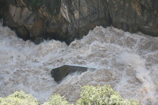 湍急溪流中的岩石景观