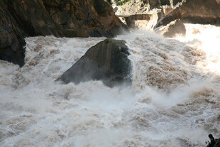 湍急河流中的巨石