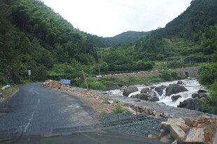 山间公路旁的潺潺溪流