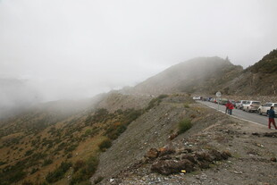 山间雾中徒步的人群