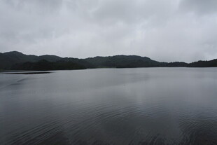 宁静湖面与远处山峦