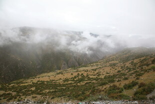 山间云雾缭绕的自然美景
