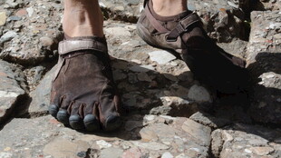 户外攀岩者的防护手套