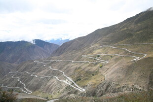 蜿蜒山路穿梭于山间