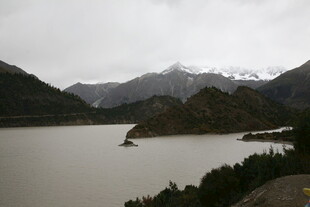 山水相依的静谧湖景