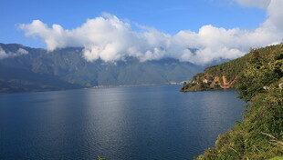 湖畔美景 蓝天白云青山绿水