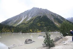 湖畔山景 一人赏自然风光