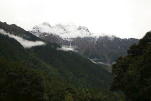 云雾缭绕的山间雪山美景