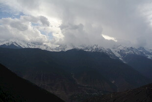 云雾缭绕的壮丽山脉景观