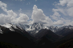 巍峨雪山与蓝天白云美景