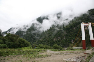 山间云雾中的红白建筑