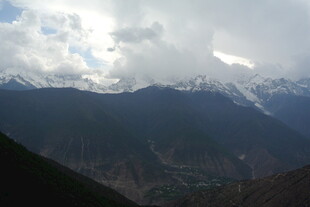 云雾缭绕的壮丽雪山景观
