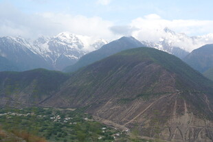 壮丽雪山下的连绵山峦