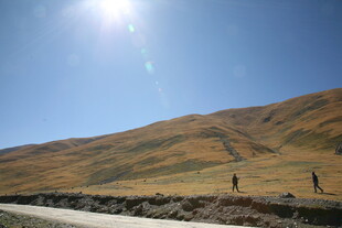 阳光照耀下的山间徒步路