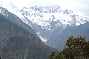 雪山巍峨的壮丽山景