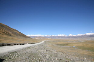 旷野中的蜿蜒碎石路