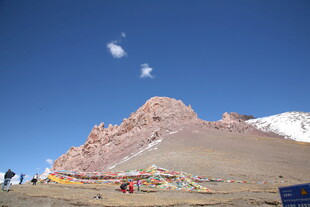 壮丽雪山下的高原风光