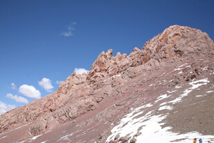 壮丽雪山岩石景观