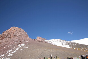 壮丽雪山旁的棕褐山峰