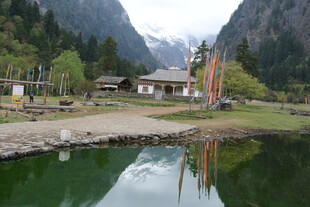 山间湖畔的宁静小屋