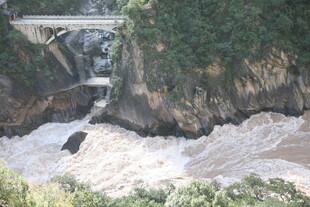 湍急河流上的桥梁与瀑布